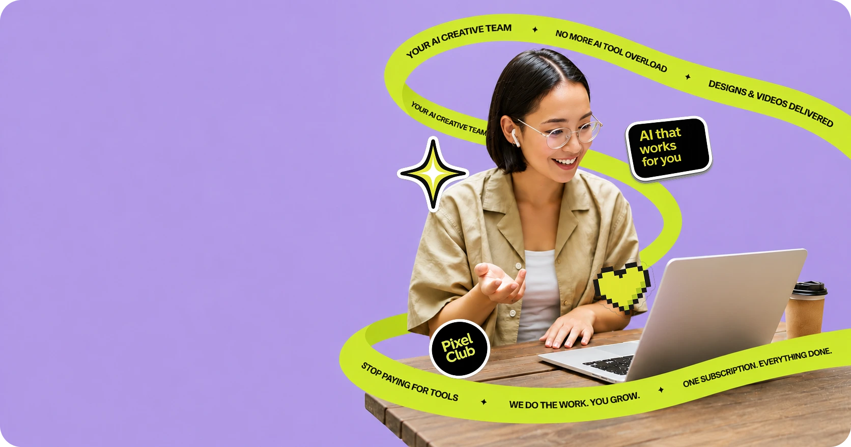 Mulher sorridente em videochamada com notebook, cercada por uma fita lime com frases sobre o time criativo de IA da PixelClub
